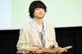 映画「廃用身」公開記念舞台挨拶に流木を持って登場した染谷将太