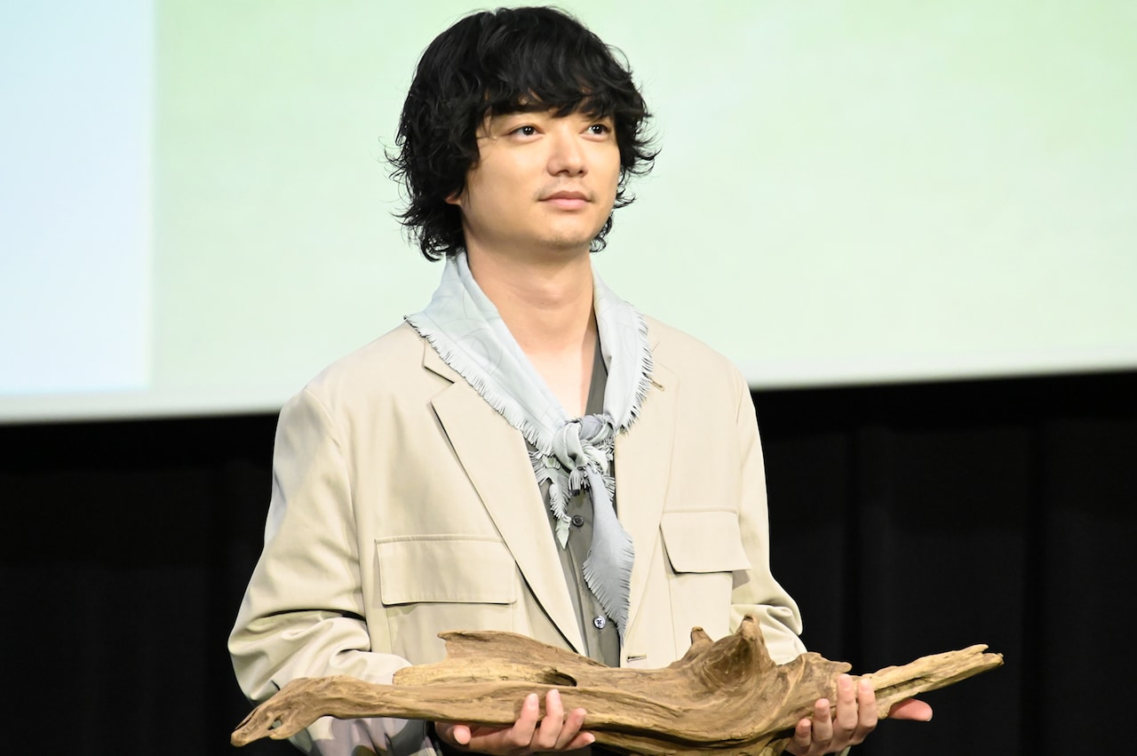 映画「廃用身」公開記念舞台挨拶に流木を持って登場した染谷将太