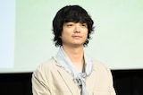 映画「廃用身」公開記念舞台挨拶に登壇した染谷将太。劇中では老人の“不要な手足”を切り落とす治療法「Aケア」を実践する医師を演じた