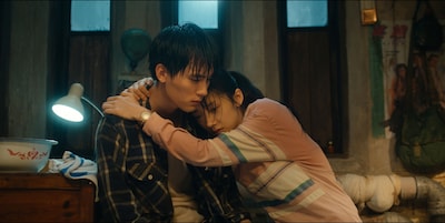 中国ドラマ「十二通の手紙～想いは時を越えて～」より、ジョウ・イーラン（周翊然）演じる唐亦尋（左）、ワン・インルー（王影璐）演じる葉海棠（右）。1991年に暮らす彼らは、不思議な赤いポストを通して35年後に暮らす男女と手紙のやり取りをするようになる
