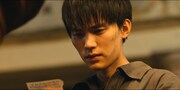 借金の取り立て屋だが、いつしか葉海棠を守ろうと誓う唐亦尋。演じたのは中国ドラマ「それでも僕らは～チャオ家の軌跡～」のジョウ・イーラン（周翊然）