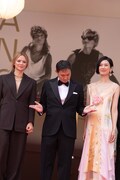 左からヴィルジニー・エフィラ、濱口竜介、岡本多緒 ©︎Kazuko WAKAYAMA