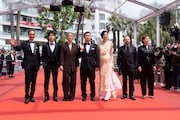 「急に具合が悪くなる」第79回カンヌ国際映画祭レッドカーペットの様子。左から長塚京三、黒崎煌代、ヴィルジニー・エフィラ、濱口竜介、岡本多緒、ジャン＝シャルル・クリシェ、マリー・ビュネル ©︎Kazuko WAKAYAMA