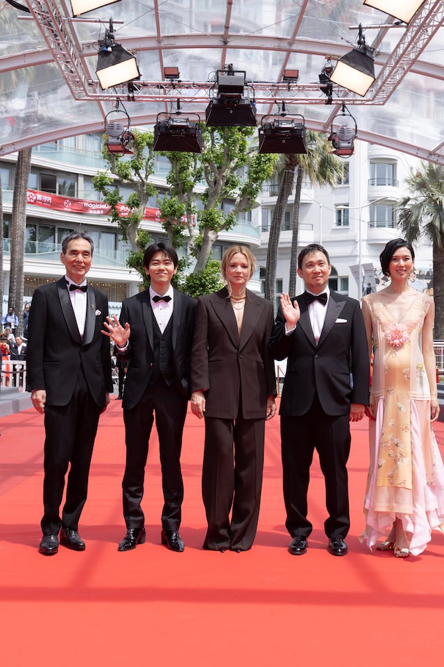 「急に具合が悪くなる」第79回カンヌ国際映画祭レッドカーペットの様子。左から長塚京三、黒崎煌代、ヴィルジニー・エフィラ、濱口竜介、岡本多緒 ©︎Kazuko WAKAYAMA