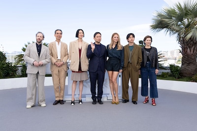 「急に具合が悪くなる」第79回カンヌ国際映画祭フォトコールの様子。左からジャン＝シャルル・クリシェ、長塚京三、岡本多緒、濱口竜介、ヴィルジニー・エフィラ、黒崎煌代、マリー・ビュネル ©︎Kazuko WAKAYAMA
