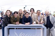 「急に具合が悪くなる」第79回カンヌ国際映画祭フォトコールの様子。左からマリー・ビュネル、黒崎煌代、ヴィルジニー・エフィラ、濱口竜介、岡本多緒、長塚京三、ジャン＝シャルル・クリシェ ©︎Kazuko WAKAYAMA