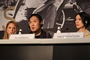 「急に具合が悪くなる」第79回カンヌ国際映画祭 公式記者会見の様子。左からヴィルジニー・エフィラ、濱口竜介、岡本多緒