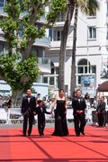 「箱の中の羊」第79回カンヌ国際映画祭レッドカーペットの様子。左から大悟、桒木里夢、綾瀬はるか、是枝裕和 ©︎Kazuko WAKAYAMA