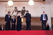 「箱の中の羊」第79回カンヌ国際映画祭レッドカーペットにて、綾瀬はるか（左）をエスコートする大悟（右） ©︎Kazuko WAKAYAMA