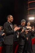 「箱の中の羊」第79回カンヌ国際映画祭 公式上映の様子。左から大悟、桒木里夢、是枝裕和、綾瀬はるか ©︎Kazuko WAKAYAMA