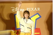 「トイ・ストーリー5」日本版声優発表イベントの様子。巨大な配送箱の中からサプライズで登場した佐野勇斗（M!LK）