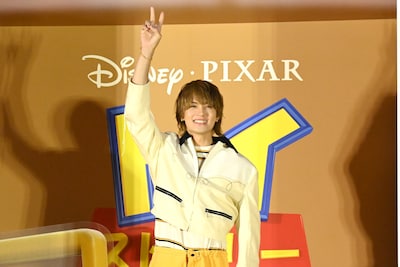 「トイ・ストーリー5」日本版声優発表イベントの様子。巨大な配送箱の中からサプライズで登場した佐野勇斗（M!LK）