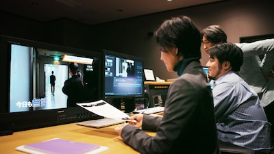 「偏向報道」場面写真