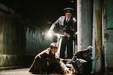 映画「名無し」より、丸山隆平演じる巡査・照夫（奥）と、和彦が演じる幼少期の太郎（手前）