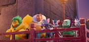 映画「トムとジェリー 時をこえる魔法の羅針盤（コンパス）」場面カット。トムをかたどった巨大な“ネコ神様の山車”を目にしたトム、不死鳥仙人、守護獣たち