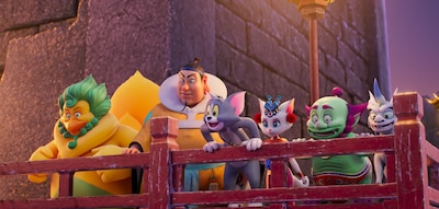 映画「トムとジェリー 時をこえる魔法の羅針盤（コンパス）」場面カット。トムをかたどった巨大な“ネコ神様の山車”を目にしたトム、不死鳥仙人、守護獣たち
