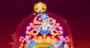 映画「トムとジェリー 時をこえる魔法の羅針盤（コンパス）」場面カット。トムをかたどった巨大な“ネコ神様の山車”