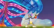 映画「トムとジェリー 時をこえる魔法の羅針盤（コンパス）」場面カット。トムをかたどった巨大な“ネコ神様の山車”とトム