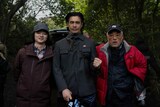 「国境」のクランクアップ写真。左から染谷将太、伊藤英明、井筒和幸