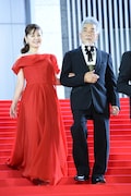 左から南野陽子、宇崎竜童