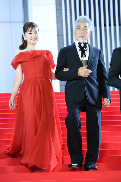 左から南野陽子、宇崎竜童