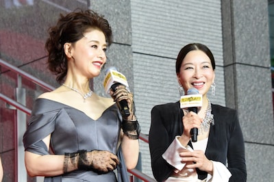 左から大地真央、真矢ミキ