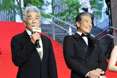 左から宇崎竜童、舘ひろし