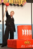 だるま落としを成功させてポーズを決める末澤誠也（Aぇ! group）