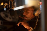 「デッドマンズ・ワイヤー」場面写真。コールマン・ドミンゴがDJフレッド・テンプルを演じた