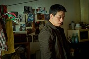 韓国映画「顔 -かお-」場面写真。主人公ドンファンを演じたパク・ジョンミン（左）