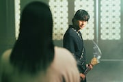 「キングダム 魂の決戦」場面写真。王騎の矛を握りしめる信