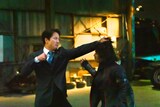 「四十九-SEEK」より、浅野寛介演じる相沢京平（右）、ケイン・コスギ演じる高月（左）