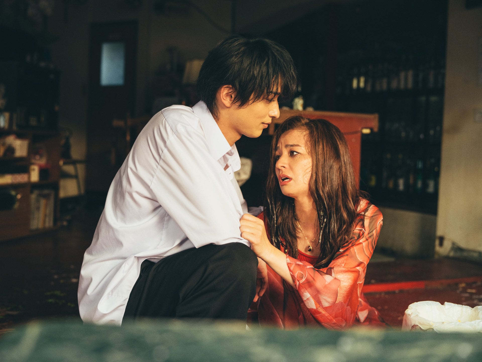 映画「汝、星のごとく」より、尾野真千子演じる青埜ほのか（右）
