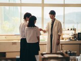 映画「汝、星のごとく」より、長谷川博己演じる北原草介（右）