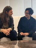 2025年の第38回東京国際映画祭で「シラート」監督のオリベル・ラシェ（左）が来日した際、ゲームクリエイター・小島秀夫（右）との対談が行われた