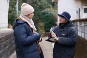 「メモリィズ」メイキング写真。左から主演の柄本佑、監督の坂西未郁