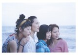 映画「海街diary」場面写真。左から夏帆、綾瀬はるか、広瀬すず、長澤まさみ