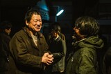 映画「名無し」メイキング写真。監督・城定秀夫（右）と談笑する佐藤二朗（左）