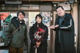 映画「名無し」メイキング写真。MEGUMI（中央）のクランクアップ時の様子