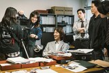 映画「名無し」メイキング写真。刑事・国枝を演じた佐々木蔵之介（中央）