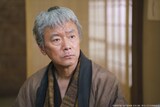 特別先行版「鬼平犯科帳 本所の銕／密告」にて、密偵・相模の彦十を演じる尾美としのり