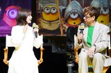 「ミニオンズ＆モンスターズ」日本語吹替版キャスト報告会の様子。山寺宏一（右）に感謝を伝える鈴木愛理（左）