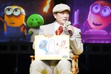 「ミニオンズ＆モンスターズ」日本語吹替版キャスト報告会の様子。自らが考えた“最強のモンスター”を照れつつ発表する松平健