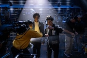 マイケル・ジャクソンの伝記映画「Michael／マイケル」メイキング写真。マイケルの兄ジャーメイン・ジャクソンの息子であるジャファー・ジャクソンが主演を務めた