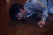 ドラマ24 「ストレンジ -伊藤潤二の夜も眠れぬ奇妙な話-」の第1話「幻痛屋敷」場面写真（出演：村上虹郎）