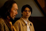 ドラマ24 「ストレンジ -伊藤潤二の夜も眠れぬ奇妙な話-」の第1話「幻痛屋敷」場面写真（出演：村上虹郎）