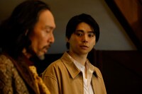 ドラマ24 「ストレンジ -伊藤潤二の夜も眠れぬ奇妙な話-」の第1話「幻痛屋敷」場面写真（出演：村上虹郎）