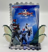Vシネクスト「仮面ライダーカブト 20th 天を継ぐもの」アクリルムビチケスタンド付きムビチケカードの組み立てイメージ