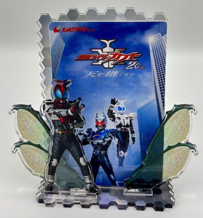 Vシネクスト「仮面ライダーカブト 20th 天を継ぐもの」アクリルムビチケスタンド付きムビチケカードの組み立てイメージ