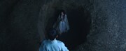 愛する夫に裏切られた薛芳菲は、山奥で生き埋めにされる。演じたのは中国ドラマ「瓔珞＜エイラク＞～紫禁城に燃ゆる逆襲の王妃～」のウー・ジンイエン（呉謹言）